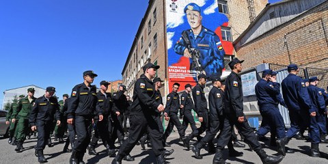 A Krasnoïarsk, en Russie, des soldats passent devant un graffiti à la mémoire du parachutiste russe Vladislav Razumov, tué pendant la guerre en Ukraine.© IMAGO/SNA/Ilya Naymushin