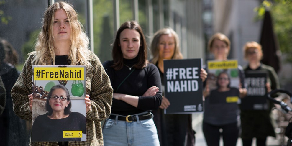 Aux côtés de Nahid Taghavi, des activistes d'Amnesty manifestent pour la libération de la militante féministe emprisonnée. © Jarek Godlewski/AI