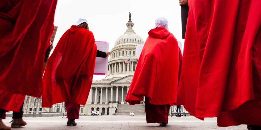 Déguisées en «servantes écarlates» en référence à la série apocalyptique du même nom, des femmes se rendent au Capitole pour manifester contre l'abrogation de l'arrêt «Roe vs Wade». © IMAGO/NurPhoto/Allison Bailey