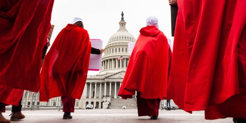 Déguisées en «servantes écarlates» en référence à la série apocalyptique du même nom, des femmes se rendent au Capitole pour manifester contre l'abrogation de l'arrêt «Roe vs Wade». © IMAGO/NurPhoto/Allison Bailey