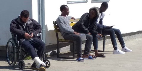 Il n'y a pas beaucoup de distraction dans le camp d'accueil de Sombor. Les migrants qui y résident patientent entre deux tentatives de traverser la frontière. © Déo Negamiyimana