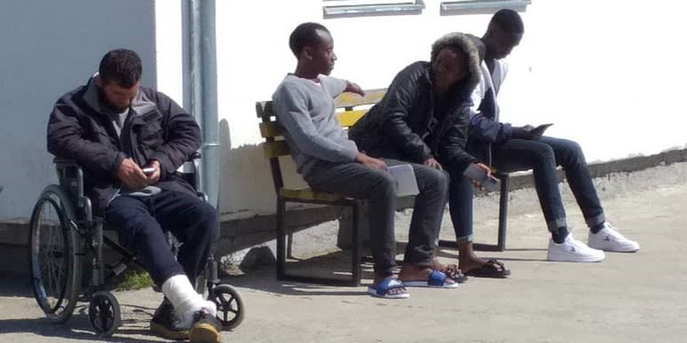 Il n'y a pas beaucoup de distraction dans le camp d'accueil de Sombor. Les migrants qui y résident patientent entre deux tentatives de traverser la frontière. © Déo Negamiyimana