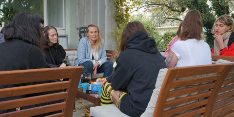 Chaque jeudi, les «Lionnes» offrent un espace de parole aux femmes qui vivent (ou ont vécu) dans la rue et à celles en situation de précarité. © Jean-Marie Banderet / Amnesty Suisse