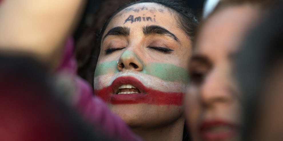 Elles ont retiré leur voile, elles ont coupé leurs cheveux pour marquer leur opposition aux règles de la République islamique. Les femmes jouent un rôle central dans le soulèvement en Iran. © Caro/Trappe/KEYSTONE