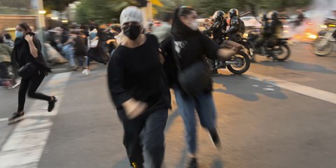 En Iran, les manifestations ont été brutalement réprimées par les forces de l’ordre – en toute impunité. Comme ici à Téhéran, le 19 septembre 2022. © AP/KEYSTONE