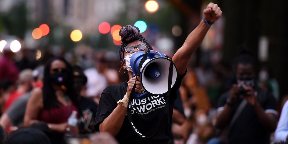 En 2020, la vague de manifestations autour du mouvement Black Lives Matter a permis de lancer le débat indispensable sur le racisme et les violences policières aux États-Unis, mais aussi dans le monde entier. © Olivier Douliery/AFP via Getty Images