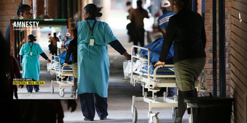 Conséquence de la faillite des systèmes de santé, des maladies que l’on croyait éradiquées font parfois leur retour. L’hôpital de Pretoria, en Afrique du Sud, a ainsi dû admettre des personnes gravement déshydratées en raison d’une flambée de choléra. © Felix Dlangamandla/Gallo Images via Getty Images