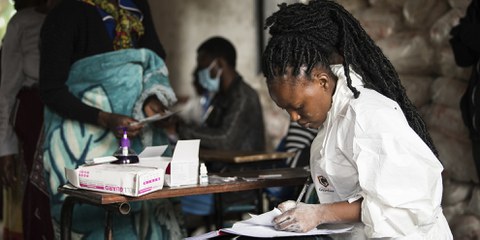 La collaboration avec la population est essentielle pour le traitement, la prévention et la sensibilisation des maladies en Afrique australe. © Thoko Chikondi/Keystone