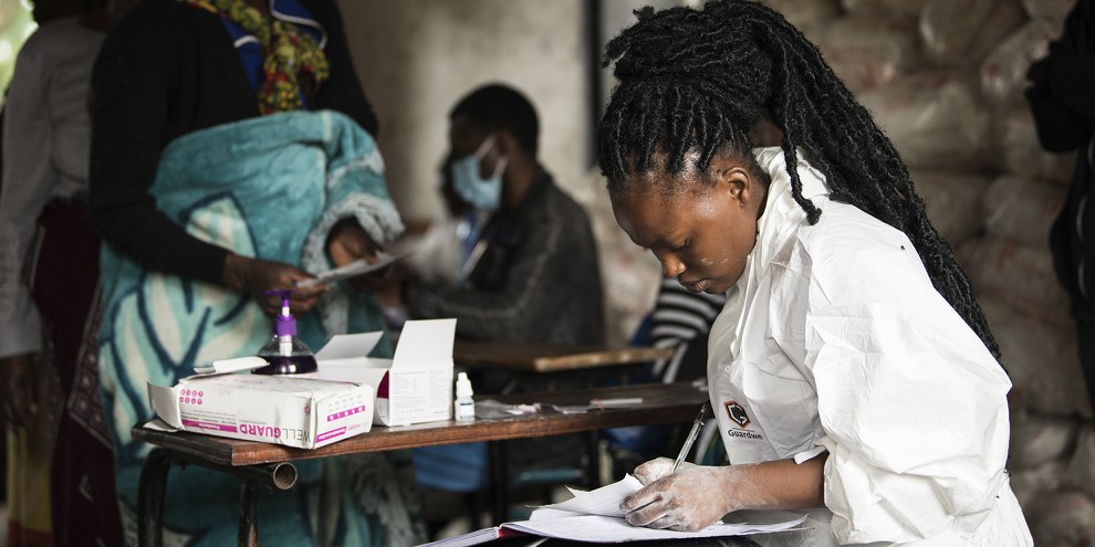 La collaboration avec la population est essentielle pour le traitement, la prévention et la sensibilisation des maladies en Afrique australe. © Thoko Chikondi/Keystone