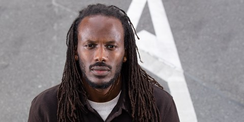 À partir de l’agression qu’il a subie, le réalisateur genevois retrace une histoire du racisme en Suisse. © Jay Louvion/RTS