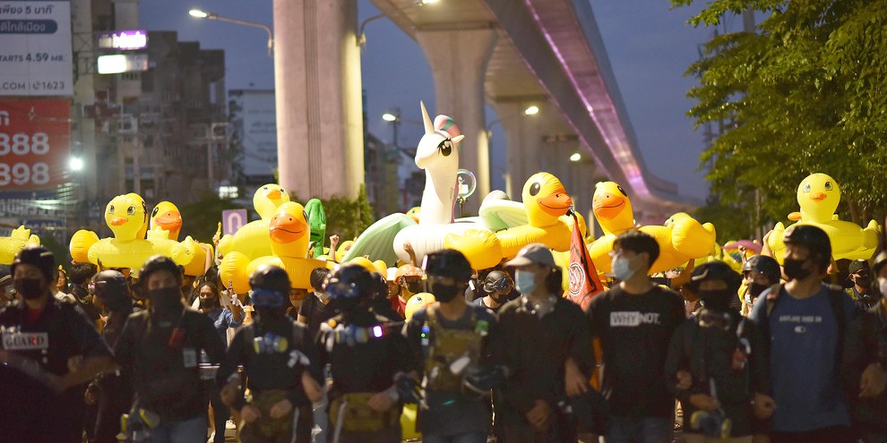 En Thaïlande, les canards jaunes sont devenus un symbole antipouvoir. © Athit Perawongmetha/Reuters