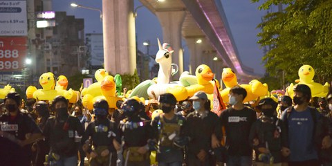 En Thaïlande, les canards jaunes sont devenus un symbole antipouvoir. © Athit Perawongmetha/Reuters