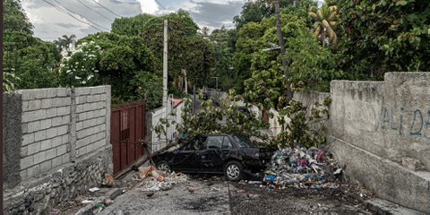 Pour se rendre à l’hôpital, les habitant·e·x·s de Port-au-Prince doivent parfois traverser une véritable ligne de front. © Théophile Simon