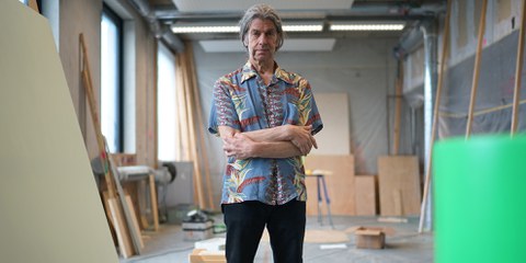 Pour le plasticien genevois John Armleder, l’engagement politique et social ne doit pas nécessairement transparaitre dans les oeuvres des artistes. «J’ai toujours séparé le message de mon travail, qui est vraiment abstrait dans le sens absolu du terme.» © Jean-Marie Banderet/Amnesty Suisse