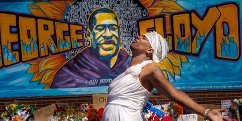 Lors d’une cérémonie à la mémoire de George Floyd en 2020, une participante exprime sa tristesse devant l’un des nombreux graffitis représentant le portrait de cet homme afro-américain, mort asphyxié sous le genou d’un policier lors de son arrestation. © Kerem Yucel/Keystone/AFP