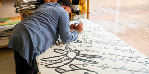 Au CREAHM, chaque artiste a un univers bien défini. Jean-Yves Masset, lui, aime prendre place derrière la fenêtre pour créer ses oiseaux extraordinaires. © Jean-Marie Banderet/Amnesty Suisse