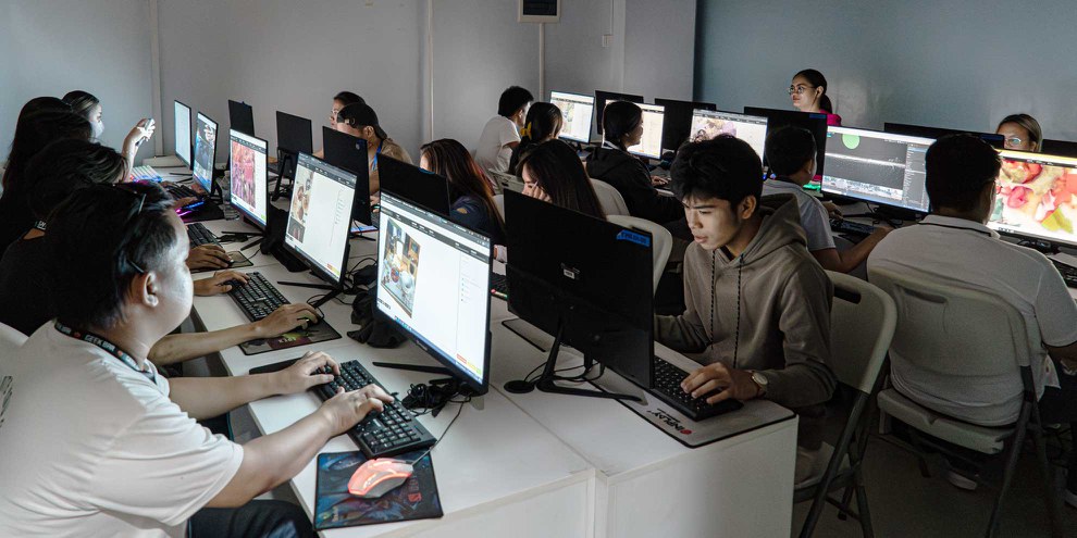 Des employé·e·x·s de Remotasks annotent des données à l’intérieur d’un bâtiment loué par l’entreprise à Cagayan de Oro. © Théophile Simon