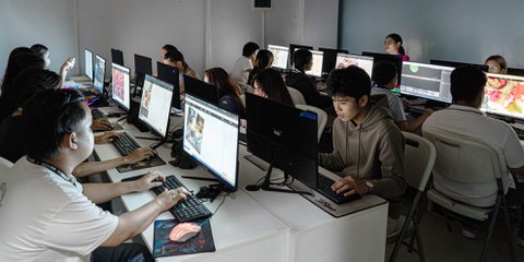 Des employé·e·x·s de Remotasks annotent des données à l’intérieur d’un bâtiment loué par l’entreprise à Cagayan de Oro. © Théophile Simon
