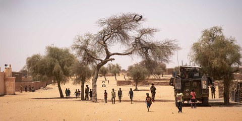 Des enfants entrent en contact avec des soldats français de l'opération Barkhane en patrouille. Avril 2022. © TanguyxVabatte LePictorium / Imago. © TanguyxVabatte LePictorium / Imago