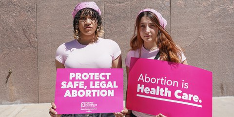 Amirah Coronado et Lexie Rodriguez, deux militantes pro-IVG, devant le Sénat de l’Arizona, lors du vote sur l’abrogation de la loi de 1864. © Théophile Simon