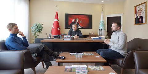 Dans le bureau du maire de Bozkurt. Un enseignant de l’école primaire locale s’occupe de la traduction «sous le regard» du président turc Recep Tayyip Erdogan. © Martin Bichsel