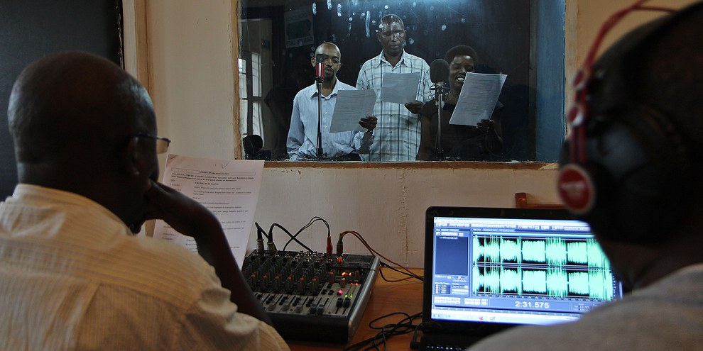 Les médias ont joué un rôle déterminant dans le génocide rwandais. Mais depuis quelques années, les « radios de la paix », qui proposent des pistes de réconciliation, sont en plein essor. © Ayoze O’Shanahan/AFP
