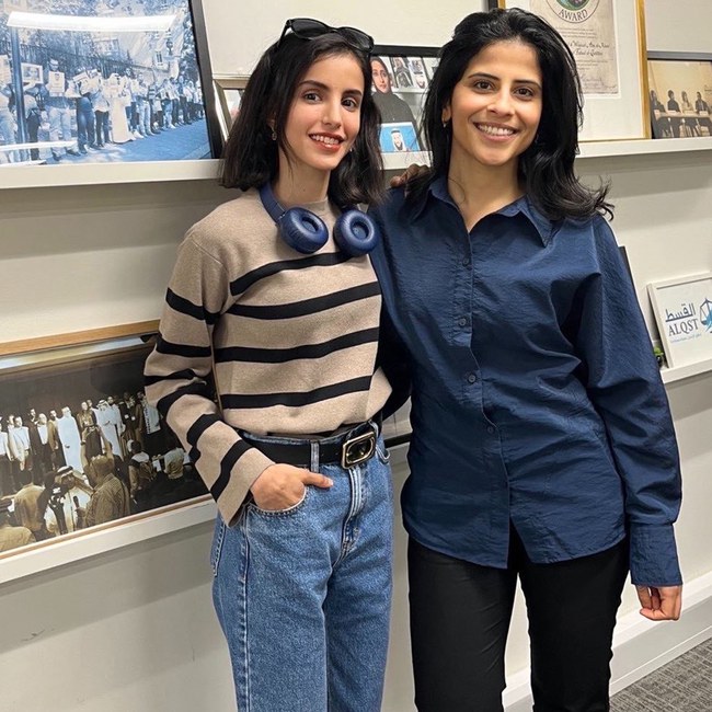 16-17_Dossier_Lina al-Hathloul et Foz al-Otaïbi dans les bureaux de al-Qst ©DR.jpg