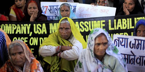 En quarante ans, les survivant·e·x·s ont organisé de nombreuses manifestations pour tenter de faire valoir leurs droits, comme ici à Bhopal, à l’occasion de l’accord de parrainage avec Dow Chemical pour les Jeux olympiques de 2012. © Rafiq Maqbool/AP/Keystone