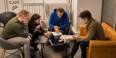 Les opposant·e·x·s à Loukachenko n’ont souvent pas d’autre choix que de s’exiler de Biélorussie. Depuis l’exil, la résistance s’organise en ligne. © Andrej Vasilenko