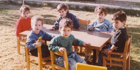 Les enfants palestiniens et juifs de la première génération née dans le village de Neve Shalom / Wahat al-Salam vivaient harmonieusement dans cette « oasis de paix ». © Dafna Karta Schwartz