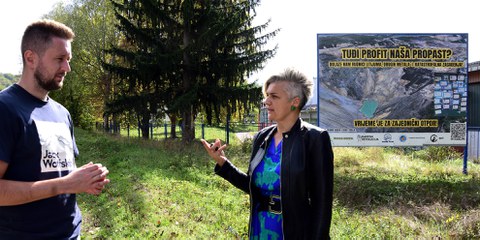 Andrijana Pekic et Adi Selman à l’entrée du village de Lopare devant une affiche contre le projet d’exploitation de lithium. © Sead Husic