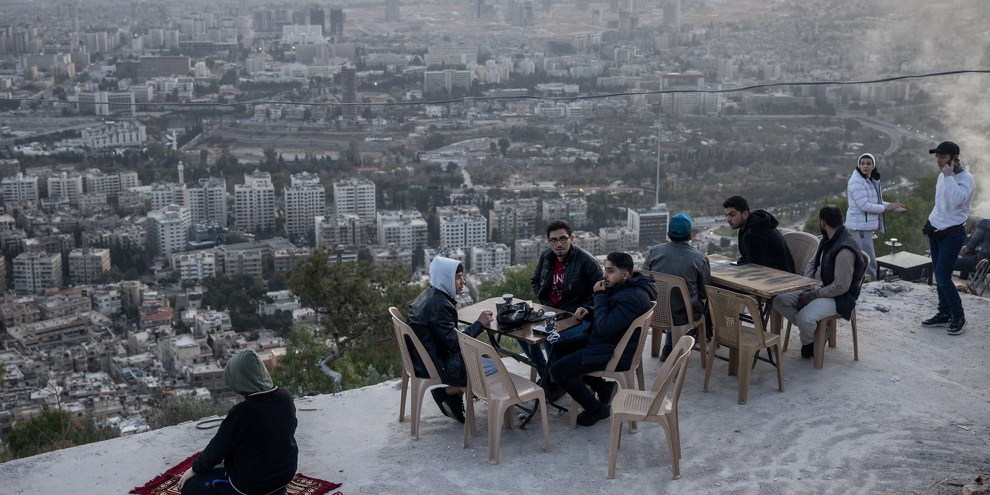 Des habitant·e·x·s de Damas se réapproprient une esplanade du mont Qassioun, qui domine la capitale syrienne. Il y a quelques mois encore, les canons du régime al-Assad y étaient installés. © Getty Images