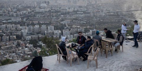 Des habitant·e·x·s de Damas se réapproprient une esplanade du mont Qassioun, qui domine la capitale syrienne. Il y a quelques mois encore, les canons du régime al-Assad y étaient installés. © Getty Images