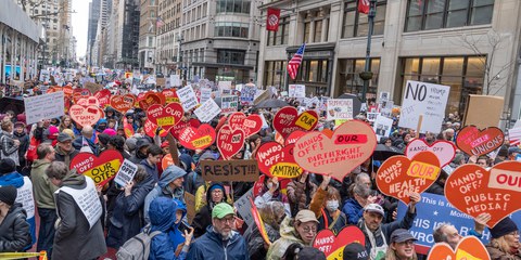 À force de décrets chaotiques, le Bureau ovale s’est attiré les foudres de nombreux·ses Américain·e·x·s. En avril, des manifestations de grande ampleur ont eu lieu dans plusieurs grandes villes, comme ici à New York. © Lev Radin/Shutterstock