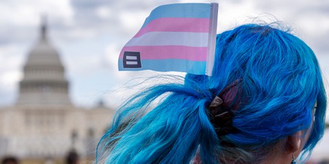 La communauté LGBTQIA+ se montre solidaire avec les personnes transgenres, particulièrement visées par l’administration Trump. © Jacquelyn Martin/AP Photo