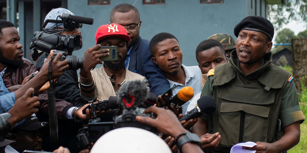 Aussi bien l’armée congolaise que le M23 tiennent régulièrement des points de presse. Mais les informations ne correspondent pas toujours à la réalité sur le terrain. © Arlette Bashizi/REUTERS