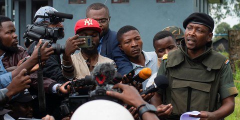 Aussi bien l’armée congolaise que le M23 tiennent régulièrement des points de presse. Mais les informations ne correspondent pas toujours à la réalité sur le terrain. © Arlette Bashizi/REUTERS