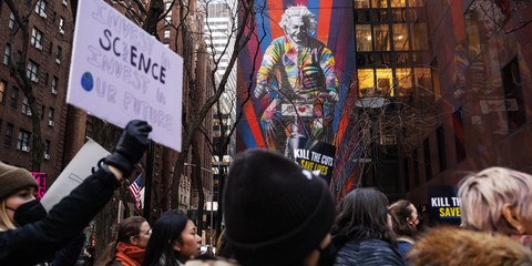 Les coupes de l’administration Trump dans le financement de la médecine, de la recherche médicale et de l’éducation ont provoqué plusieurs manifestations dans des grandes villes, comme ici à New York en avril. © Adam Gray/Bloomberg via Getty Images