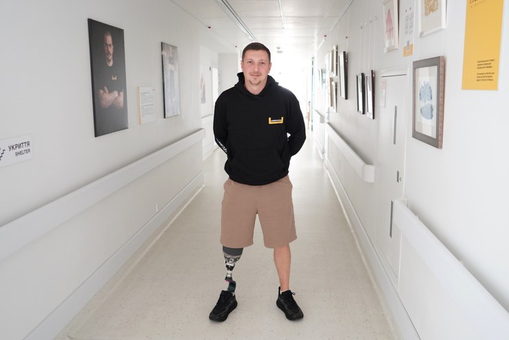 Oleksii, vétéran blessé sur le front ukrainien en 2024, a obtenu une prothèse à l’institut Unbroken de Lviv. Il prévoit de retourner au combat en tant que pilote de drone. © Yohan Châble