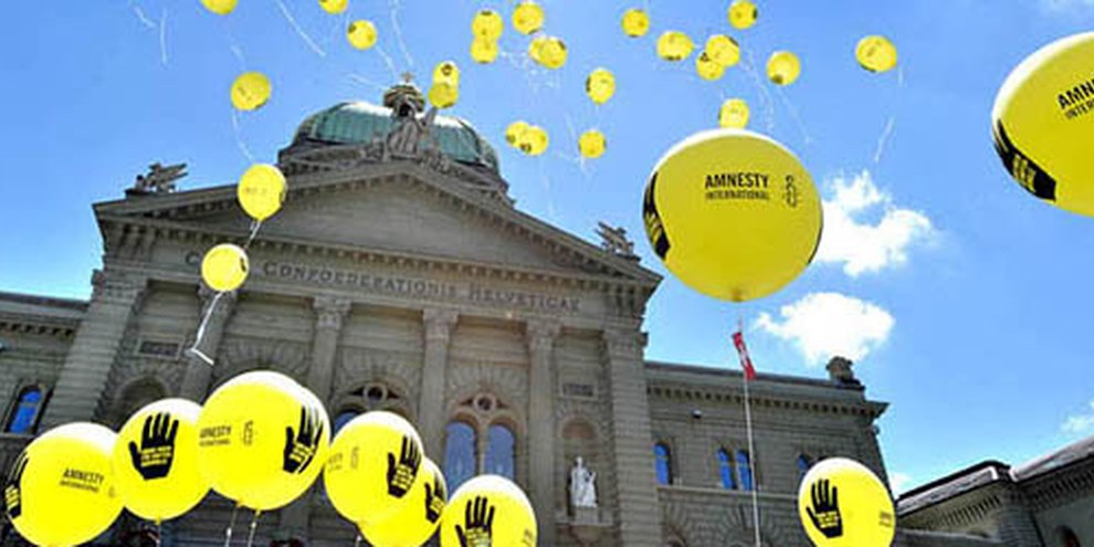 Action d'Amnesty suisse devant le Palais fédéral. Berne, juin 2012. © Valérie Chételat 