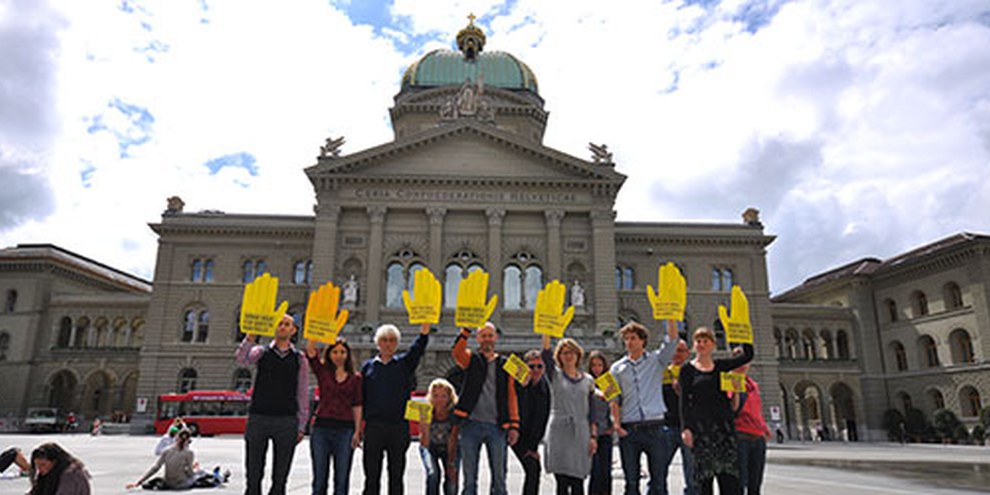 La Suisse n’est pas à l’abri de toute critique. Le rapport documente notamment des recours disproportionnés à la force lors d’expulsions de requérants d’asile. 	© Amnesty International