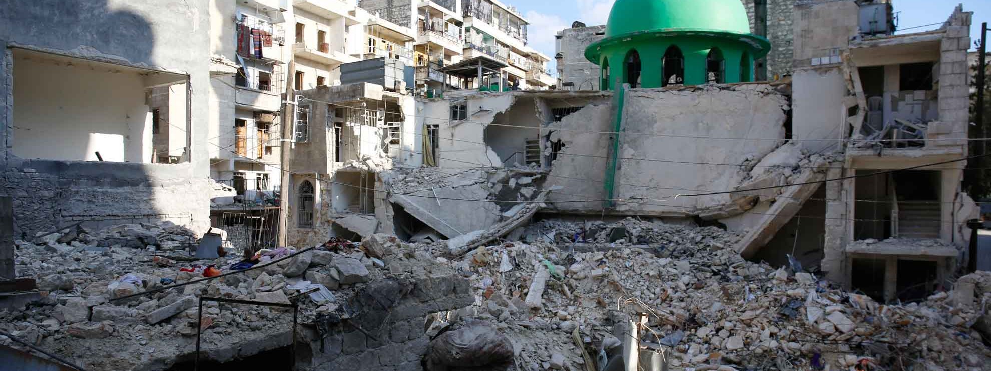 Dommages causés par une attaque à la bombe à Taril al-Bab, à l'est de la ville d'Alep. Le 5 avril 2015. © Amnesty International/Mujahid Abu al-Joudonal