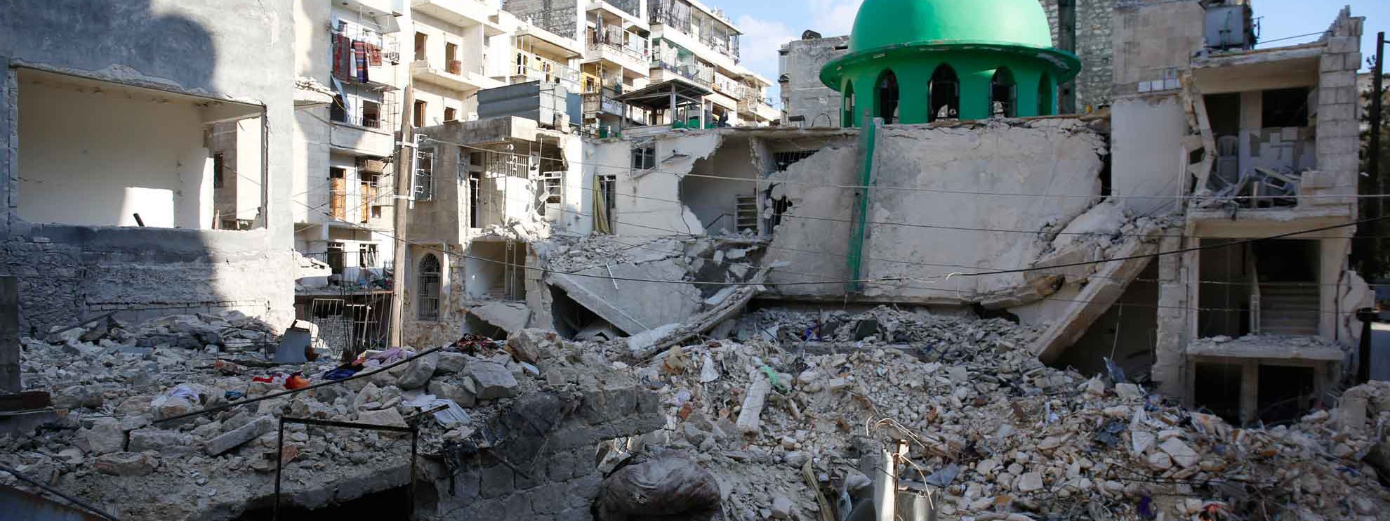 Dommages causés par une attaque à la bombe à Taril al-Bab, à l'est de la ville d'Alep. Le 5 avril 2015. © Amnesty International/Mujahid Abu al-Joudonal