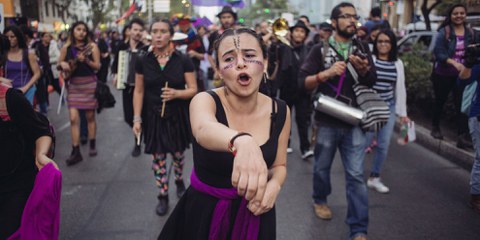 Des femmes et des hommes du monde entier font campagne pour les droits des femmes et contre la violence sexuelle, comme ici au Mexique à l'occasion de la Journée internationale de la femme. © Sergio Ortiz/Amnesty International