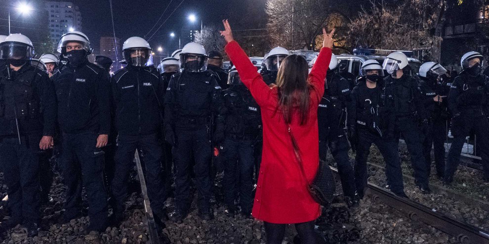 Des manifestant·e·s protestent devant le domicile de Jaroslaw Kaczynski, chef du parti Droit et Justice (PiS) au pouvoir en Pologne, contre une décision de la Cour constitutionnelle de restreindre le droit à l'avortement, à Varsovie, le 23 octobre 2020. © Grzegorz Żukowski