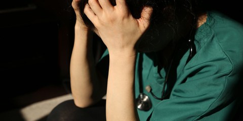 Dans de nombreux pays, le personnel de santé risquait le harcèlement, l'intimidation, voire l'emprisonnement s'ils osaient critiquer la gestion de la crise sanitaire par le gouvernement. © MD_Photography