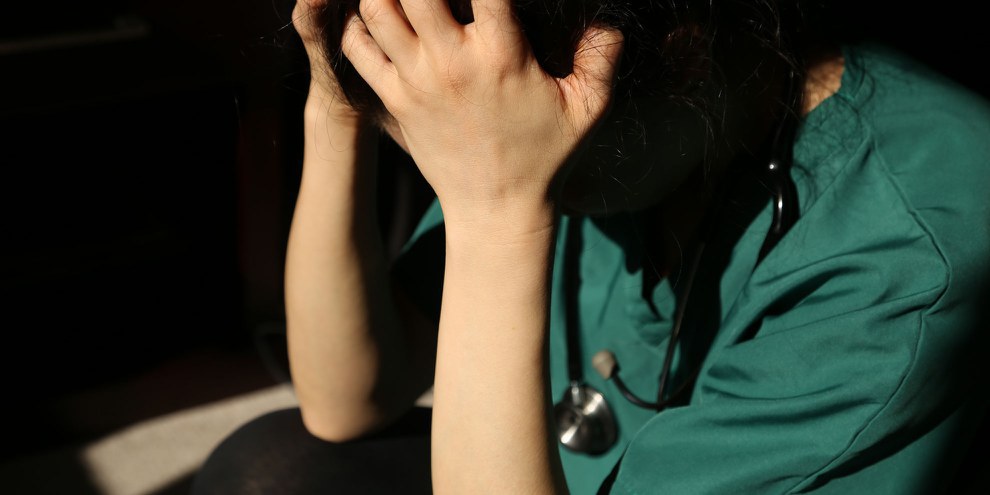 Dans de nombreux pays, le personnel de santé risquait le harcèlement, l'intimidation, voire l'emprisonnement s'ils osaient critiquer la gestion de la crise sanitaire par le gouvernement. © MD_Photography