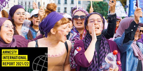 En 2021, le peuple suisse a accepté à une courte majorité d'interdire la burqa dans les lieux publics. Cette manifestation à Genève du collectif des «foulard violets» dénonce une initiative islamophobe, qui manque ses objectifs. © Aïda Hammad