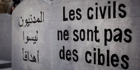 Opération d'Amnesty International, menée en 2017 aux Champs-de-Mars à Paris, pour commémorer deux ans de conflit au Yémen et dénoncer les transferts d'armes de la France à l'Arabie Saoudite et à d'autres membres de la coalition menée par l'Arabie Saoudite.