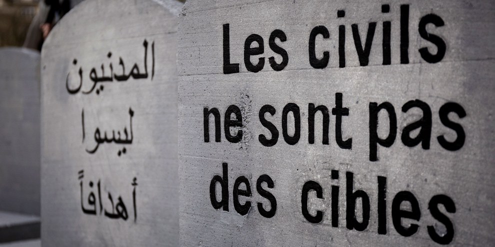Opération d'Amnesty International, menée en 2017 aux Champs-de-Mars à Paris, pour commémorer deux ans de conflit au Yémen et dénoncer les transferts d'armes de la France à l'Arabie Saoudite et à d'autres membres de la coalition menée par l'Arabie Saoudite.